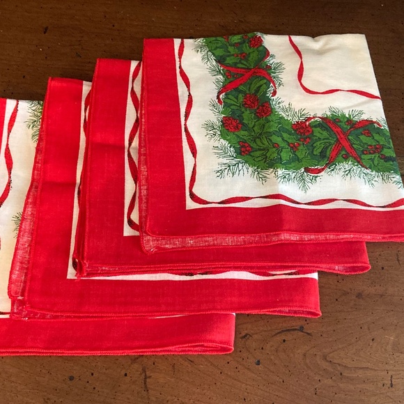 Christmas Cloth Napkins Set of 4 Cotton fabric napkins Excellent Condition - Picture 1 of 6